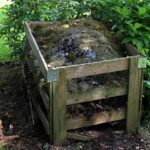 Compost fresco in un giardino, ideale per nutrire piante e migliorare il terreno.