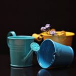 Vaso autoirrigante con piante verdi, ideale per mantenere l'umidità e garantire una crescita sana.