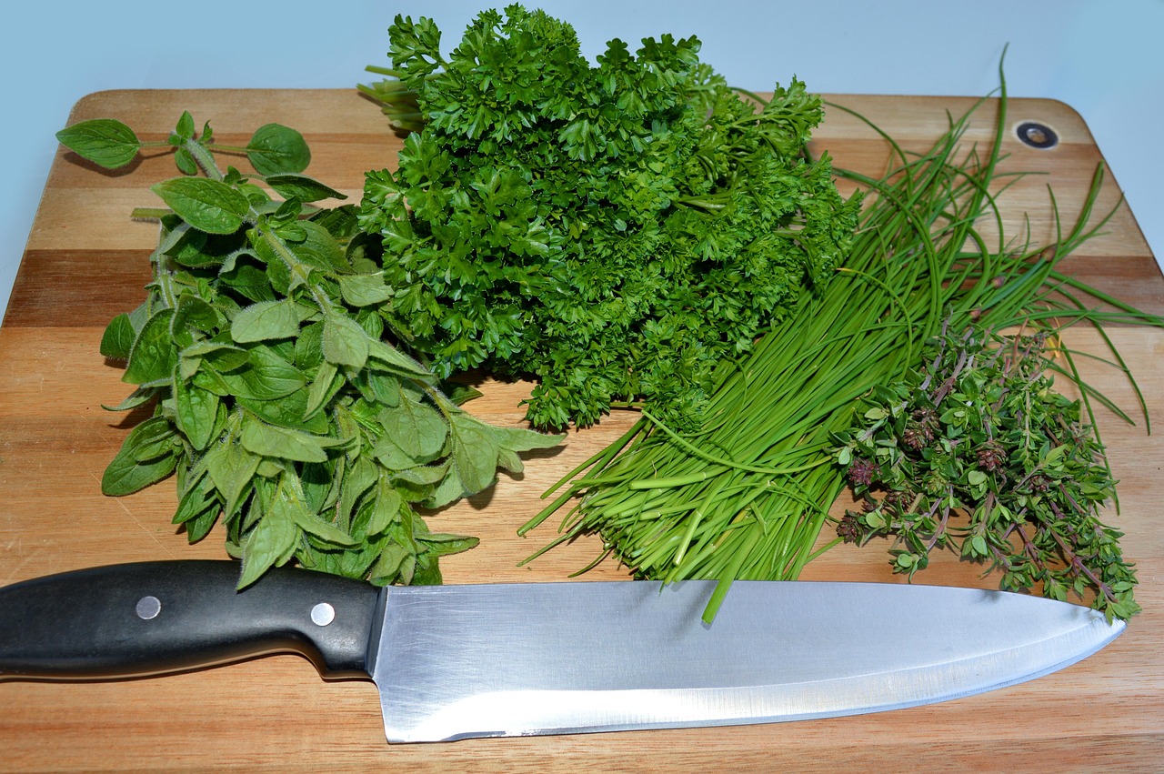Erbe aromatiche protette dal freddo con un telo, in un giardino invernale.