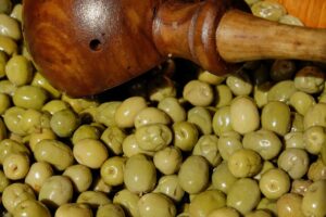 Olive grandi e succose su ramo, simbolo di una raccolta abbondante e saporita.