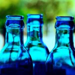 Bottiglie colorate appese nel giardino per allontanare i piccioni.