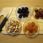 Pettirosso che si nutre di un mix di frutta secca in un giardino in inverno.