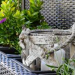 Immagine di una terrazza trasformata con decorazioni economiche acquistate da Action.