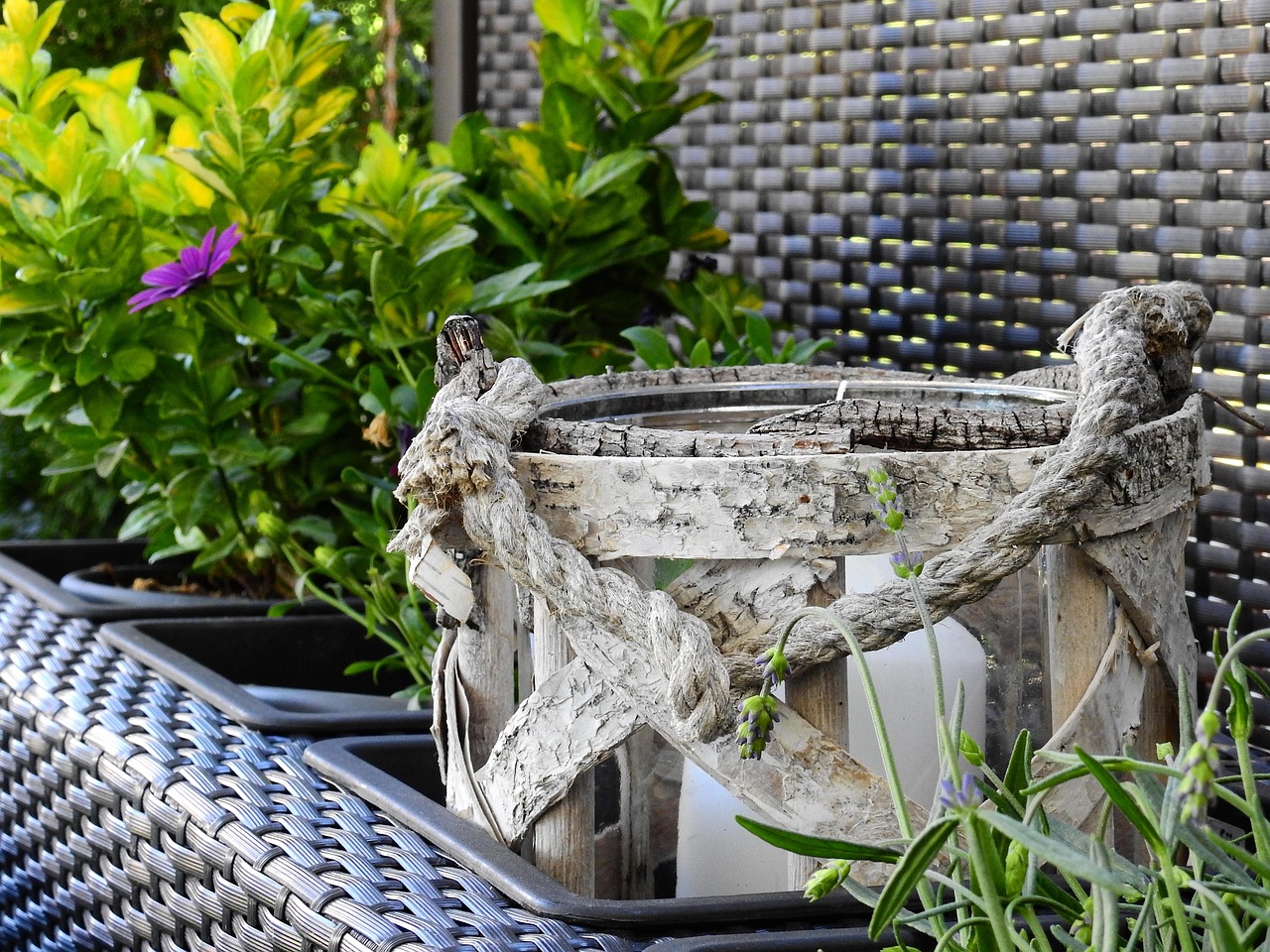 Immagine di una terrazza trasformata con decorazioni economiche acquistate da Action.